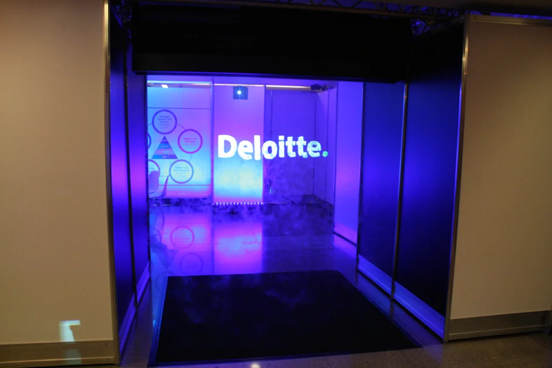 Průchozí mlžná brána s projekcí Deloitte.
