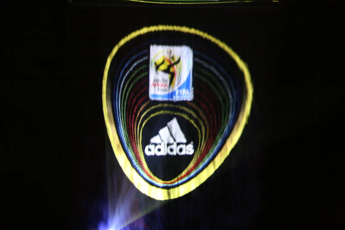 Projekce adidas s grafikou fotbalového mistrovství světa 2010.