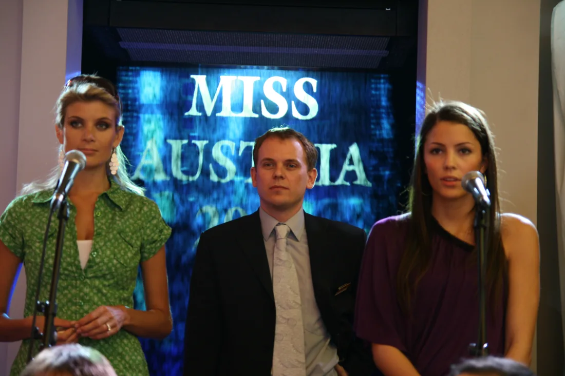 Mlžná projekce Miss Austria v pozadí společenské akce.
