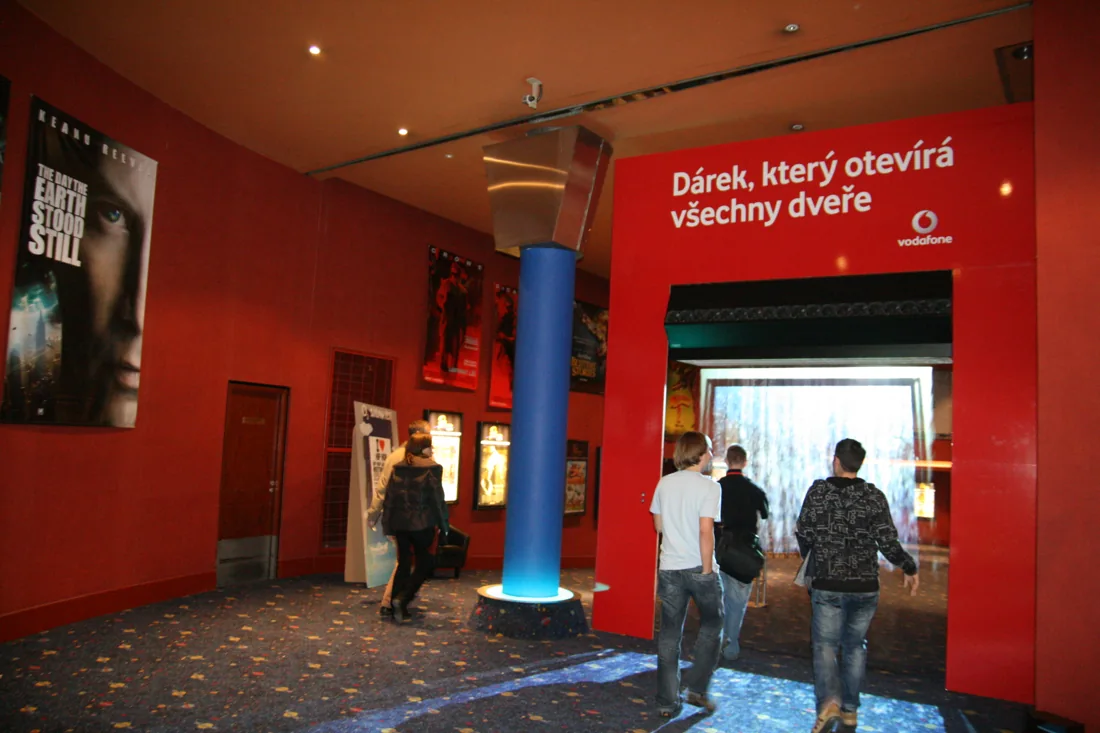 Průchozí mlžná instalace ve vstupu s brandingem Vodafone.