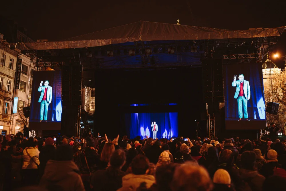 Celkový pohled na pódium, postranní obrazovky a publikum