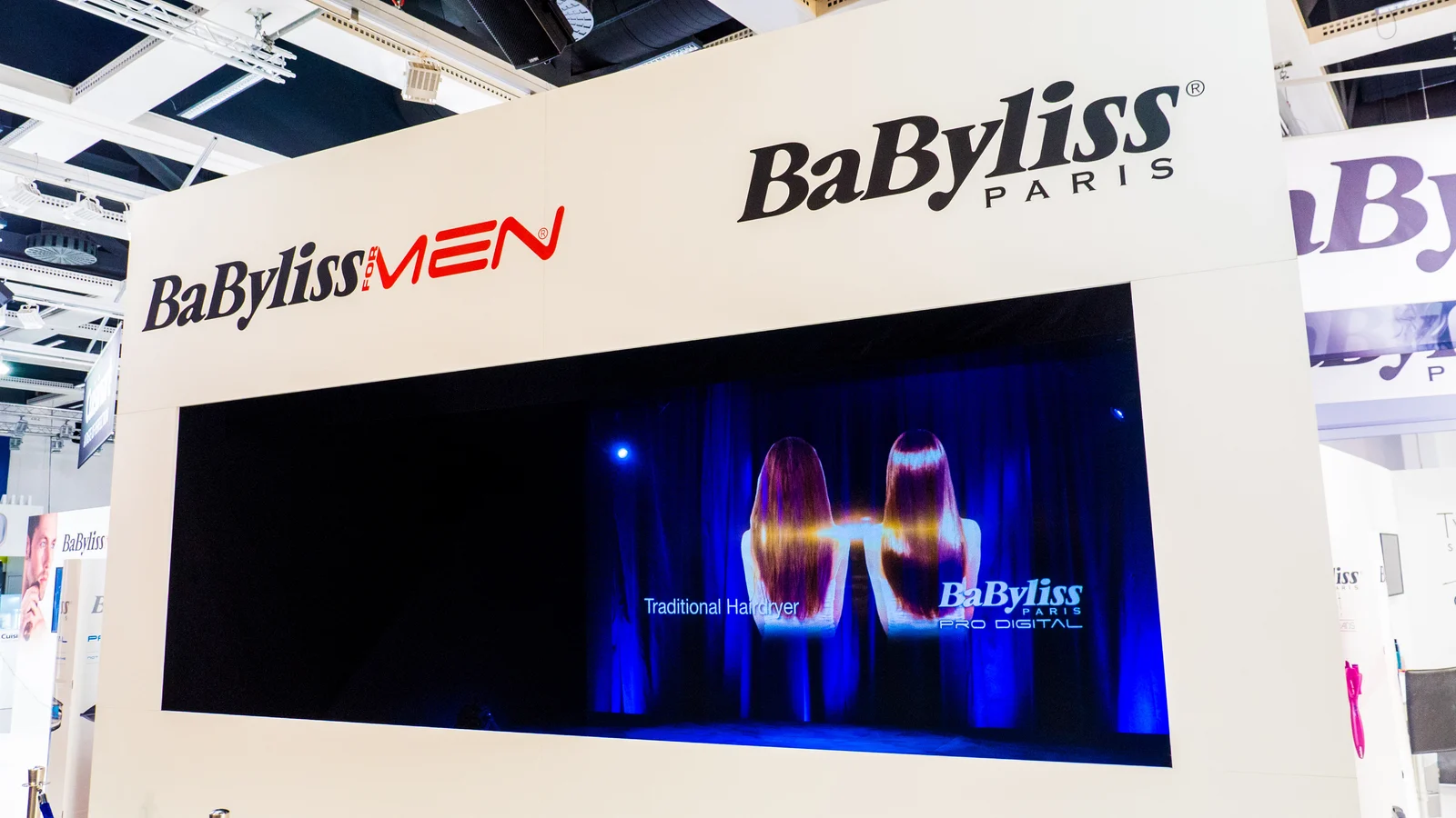 HOLO STAGE začleněný do výstavní architektury BaByliss